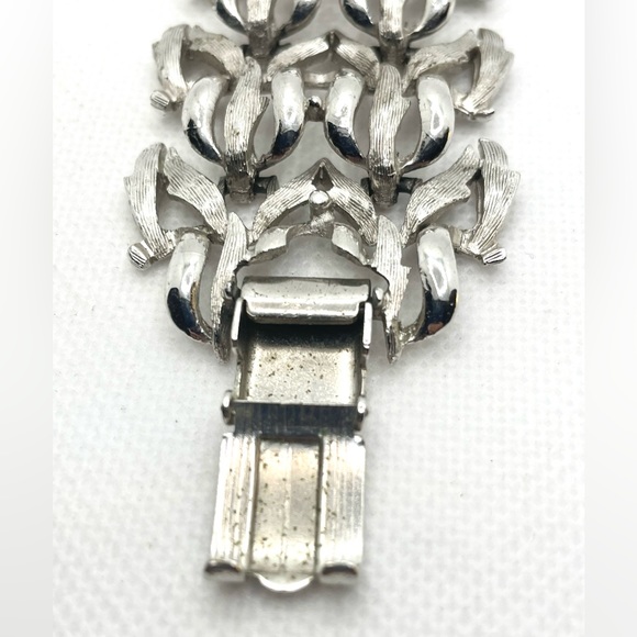 Silver Toned Metal Wide Textured Link Bracelet - Picture 4 of 7